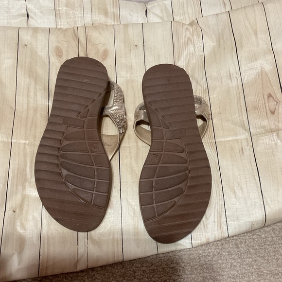 Elegant Women's Sandals in Gold by Aerosoles Size 8.5 - Picture 5 of 7